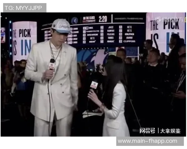 杨瀚森与女友约会被翻译哥打扰网友调侃成电灯泡真搞笑